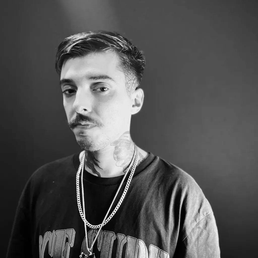 Retrato de Kaue Ochoski, tatuador de Arrels Tattoo