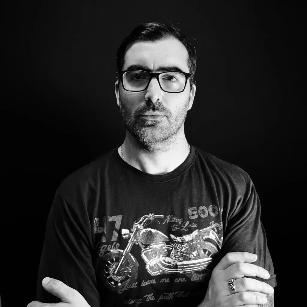 Retrato de Ramiro Miret, tatuador Fine Line y piercer de Arrels Tattoo